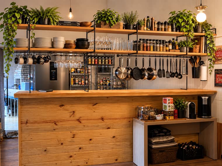 Cozinha acolhedora com bancada de madeira e plantas